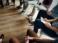 Motivation, Ausdauer und gemeinsames Ziel verfolgen Menschen sitzen im Kreis bei einer moderierten Gruppensitzungen