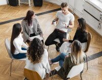 Teambuilding, Austausch und gegenseitige Unterstützung Gruppe von Menschen im Gesprächskreis während einer Therapiesitzung