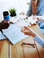 Beratung, Kommunikation und gemeinsame Lösungsfindung Menschen im Gespräch bei einem Coaching oder Beratungstermin