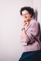 Portrait von Iris Determann in entspannter und freundlicher Haltung